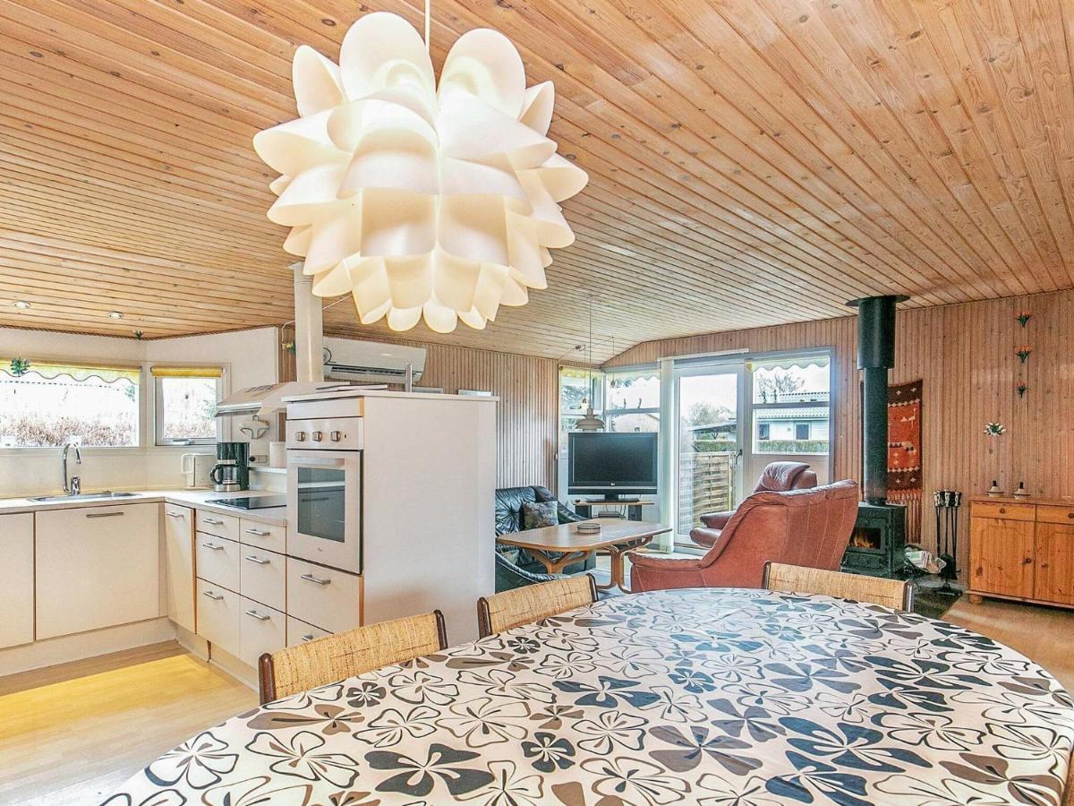 8 Person Holiday Home In Hesselager Zimmer foto